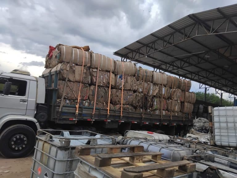 Equipe da ACMR trabalhando na separação de materiais recicláveis